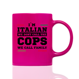 Tasse Neon I'M ITALIAN WE DONT CALL THE COPS WE CALL FAMILY